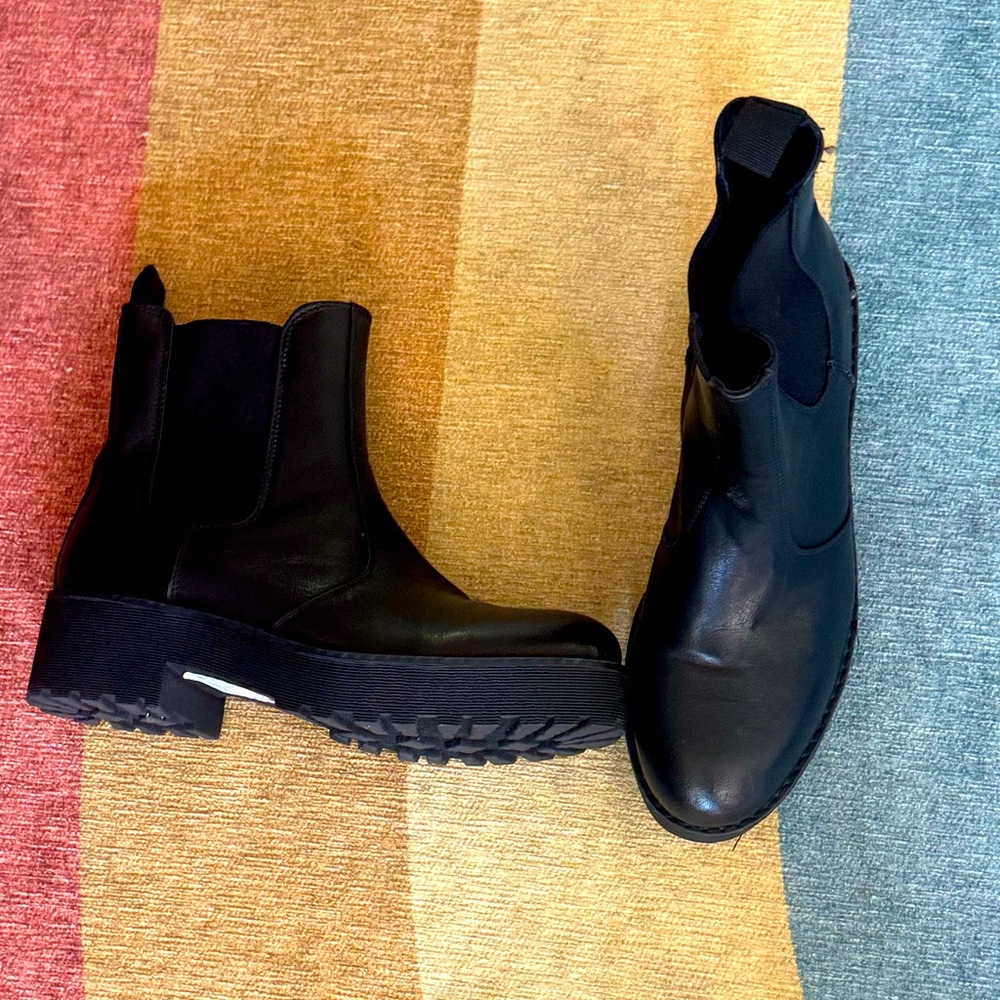 Dirty laundry black boots
